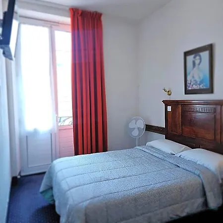 Du Commerce Et De Navarre Hotell 2*