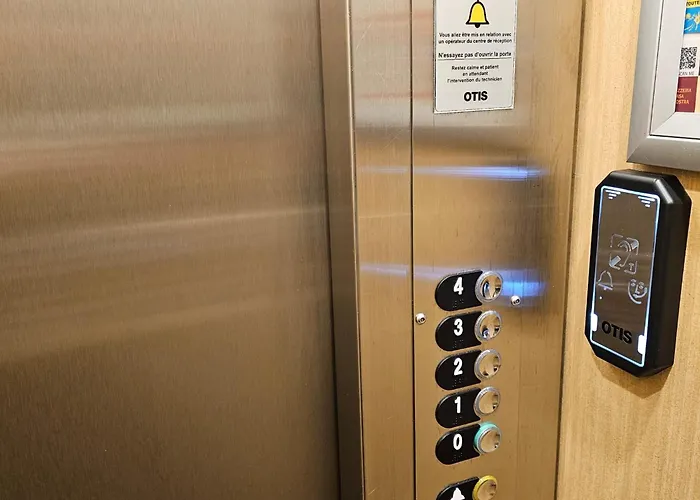 Hotel Du Commerce Et De Navarre 2*