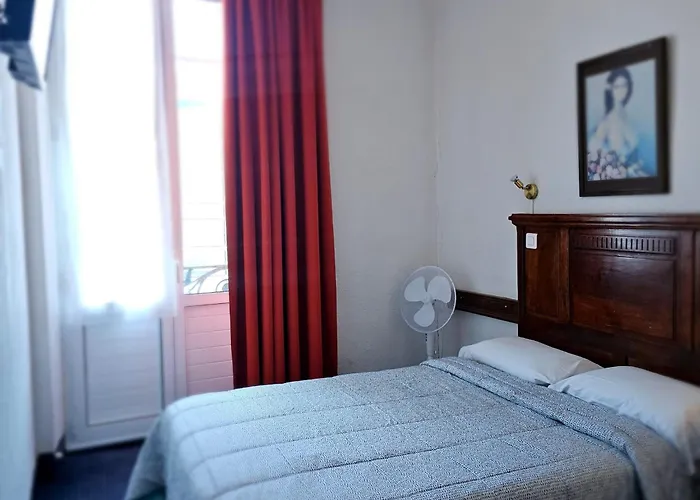 Du Commerce Et De Navarre Hotel